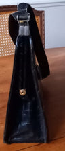 Cargar imagen en el visor de la galería, Ancien sac à main vintage dame en cuir imitation croco noir
